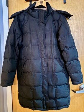 Ladies Eddie Bauer-pre owned weathered goose down coat w/detachable fur hood